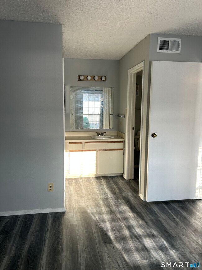 Building Photo - 82 Crown Knoll Ct