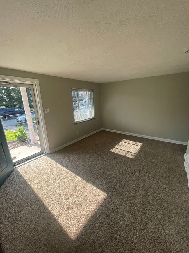 Building Photo - Townhouse on Spacious Corner Lot