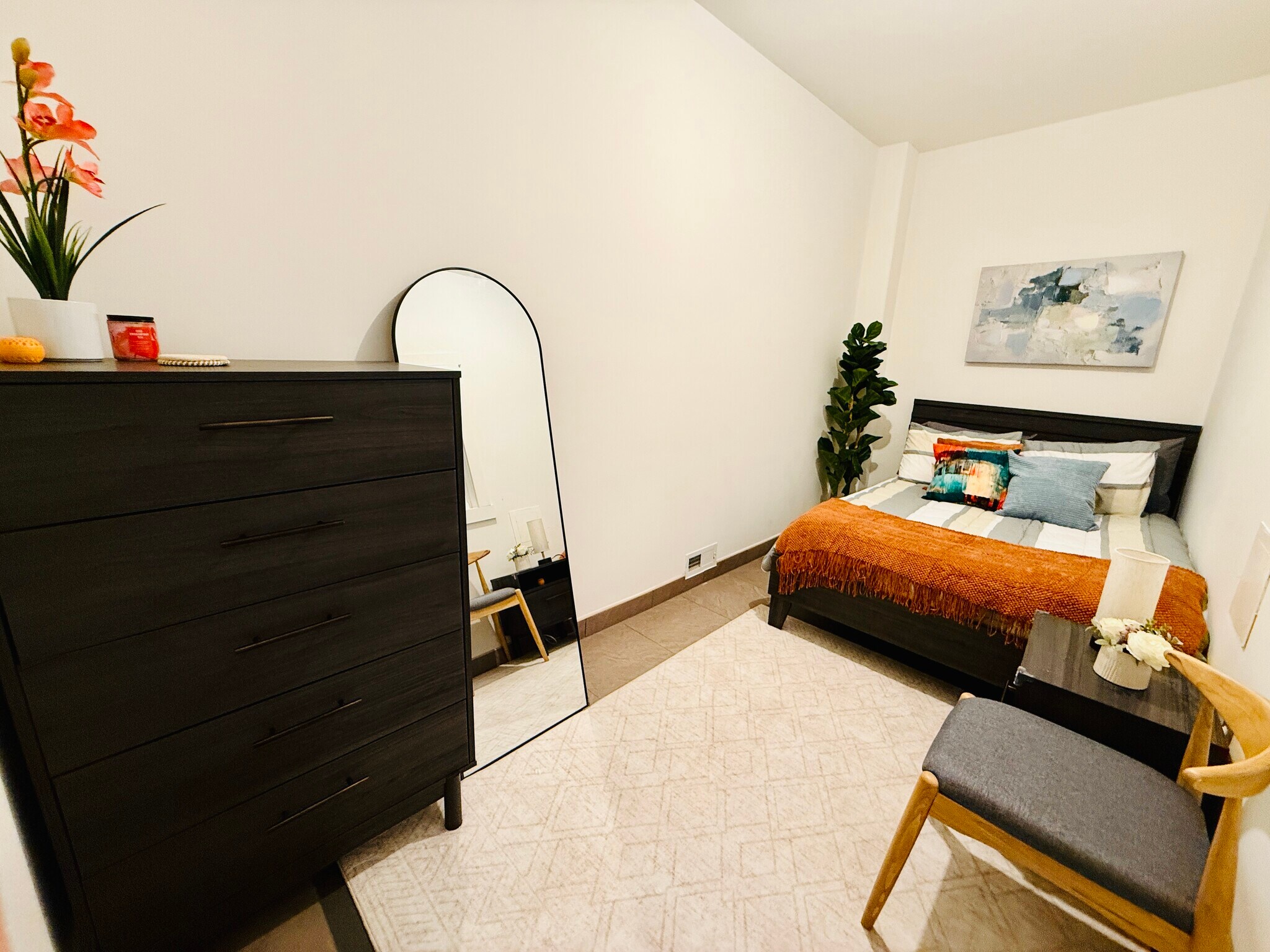 Bonus sleeping room - 2504 E York St