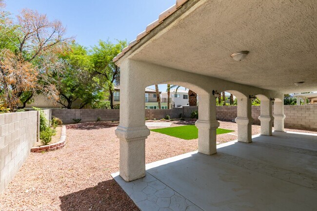 Building Photo - Stunning 3 Bedroom, 2.5 Bathroom Home in E...