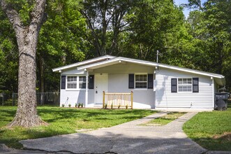 Building Photo - House Near Campus With Yard