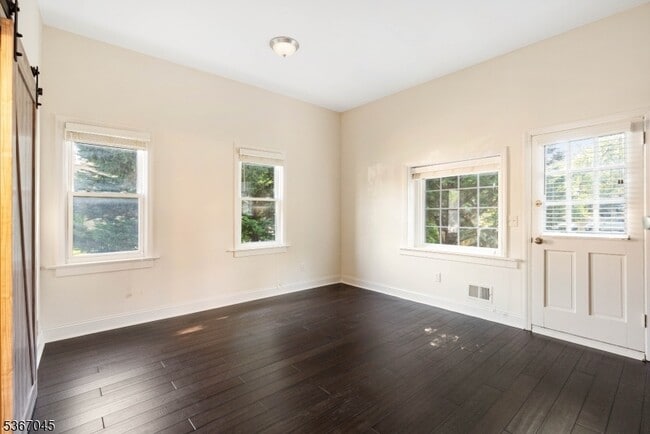 Building Photo - 128 E Grove St