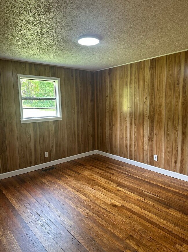 Building Photo - 3 Bedroom/1 bath home