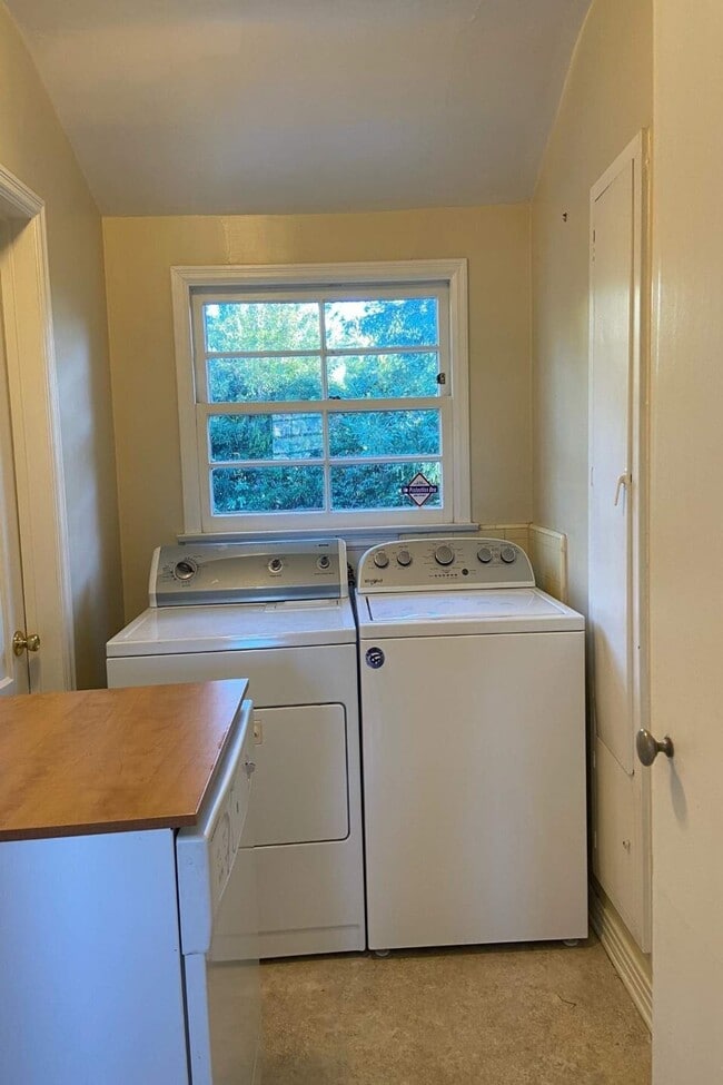 Building Photo - 4160 Holly Knoll Dr