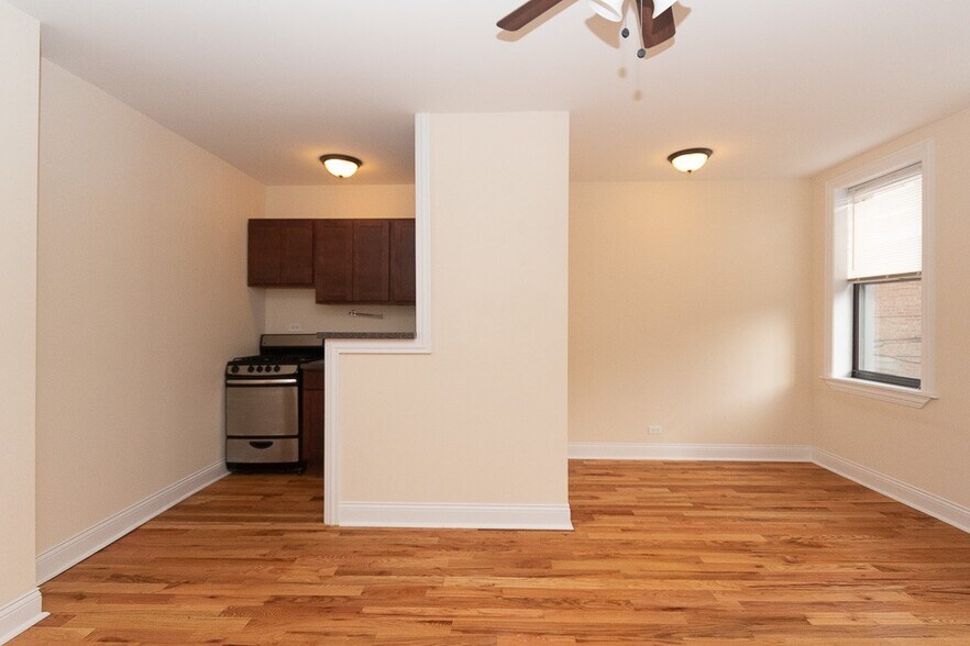 Building Photo - 821 W Diversey Pkwy