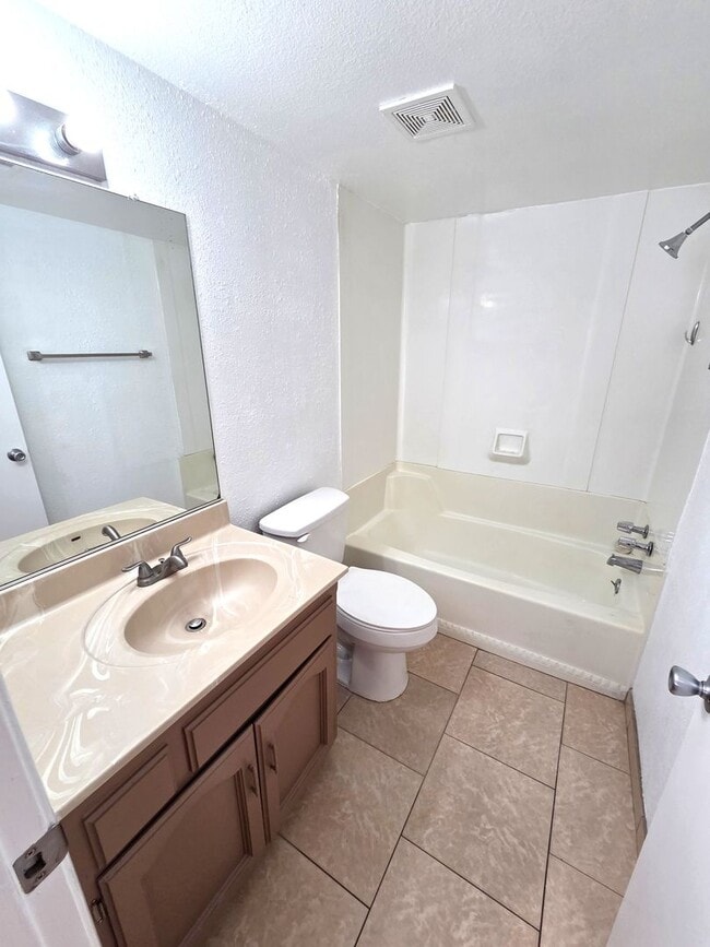 Building Photo - 1917-1919 W Whitendale Ave