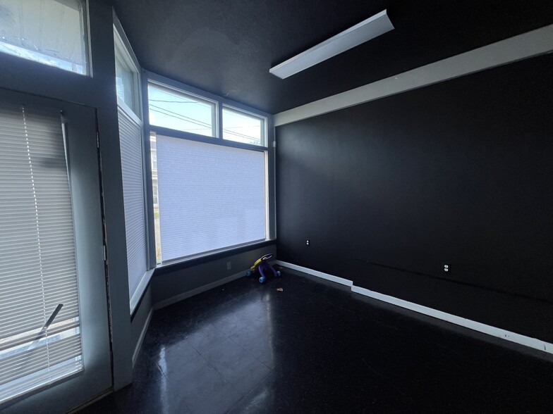 Building Photo - 402 Cascade St