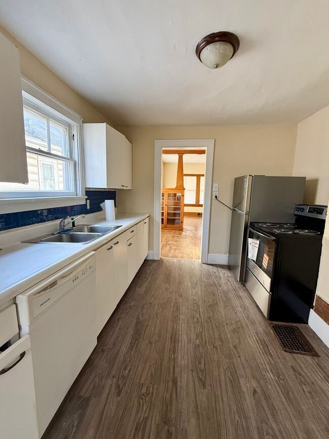 Building Photo - SW 3 Bedroom 1 Bath