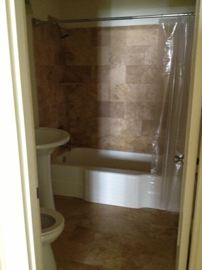 Building Photo - Quaint Cottage Style 1 Level 1 BR in 4-ple...