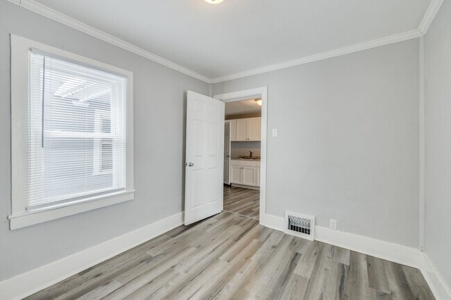 Building Photo - 31/33 S Butler St