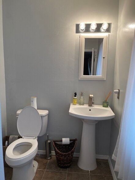 master bathroom - 104 Aspen Cir
