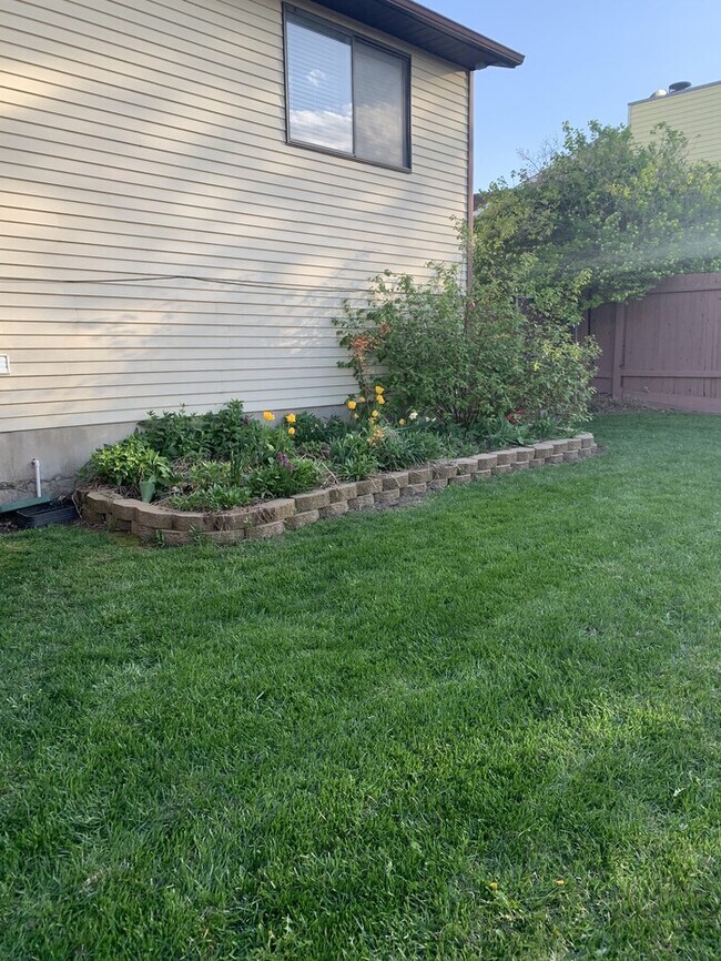 Building Photo - Great West Jordan 4 Bedroom 2 Bath Home!