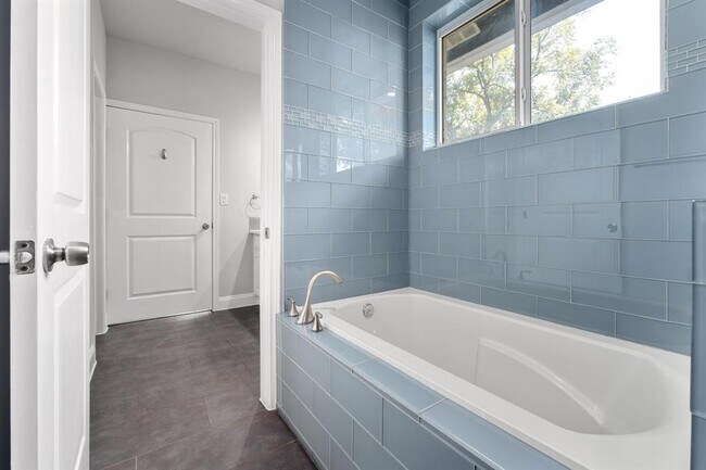 Building Photo - 2311 Santa Rita St