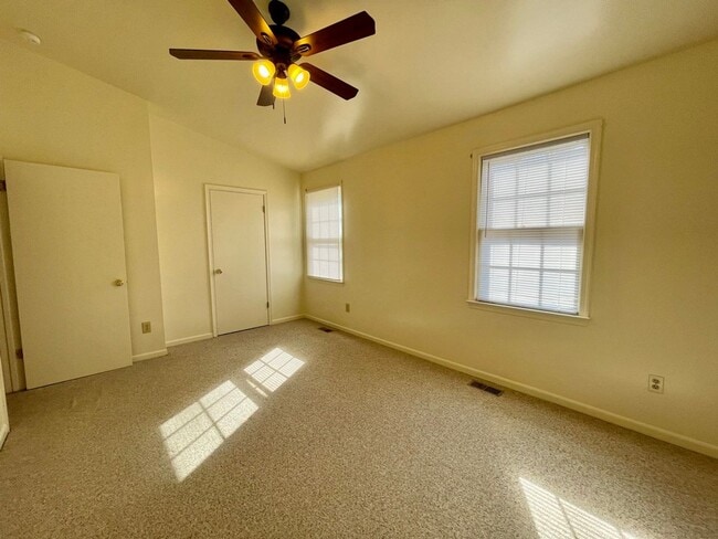 Building Photo - 1619 Autumn Dr