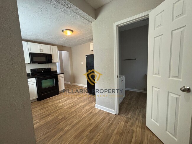 Building Photo - Renovated Fenced 4 Bedroom with 1.5 Bath, in Near East Side Available NOW!
