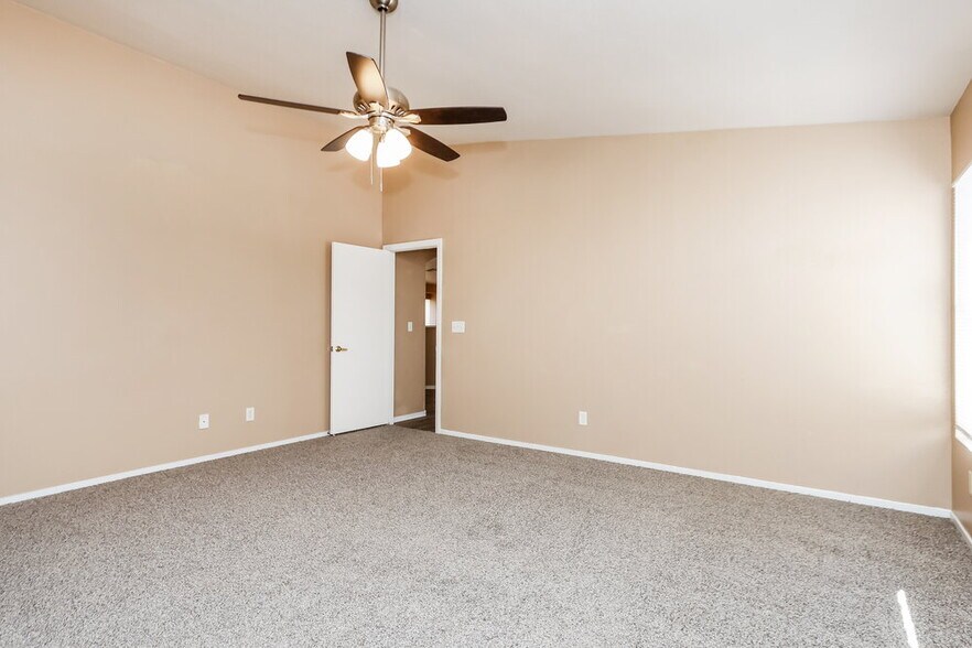 Building Photo - 1002 Emerald Stone Ave