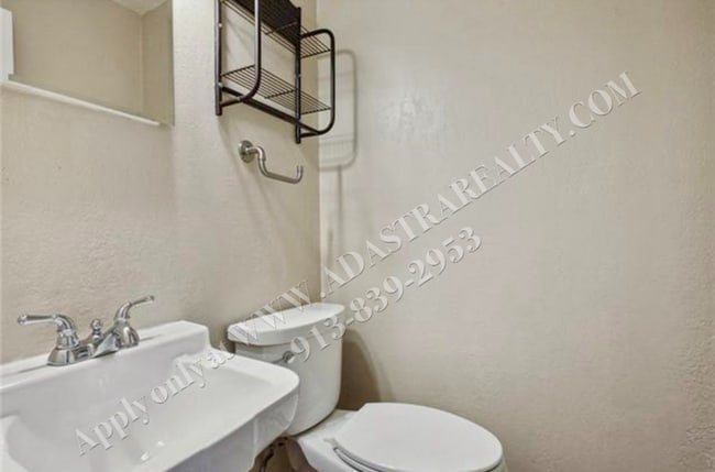 Building Photo - Updated 3Bed/2.5 Bath Duplex in Gladstone-...