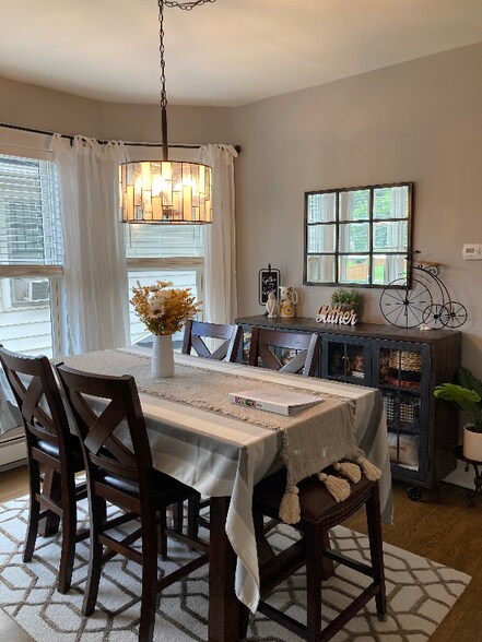 Building Photo - 593 Laurel Ave