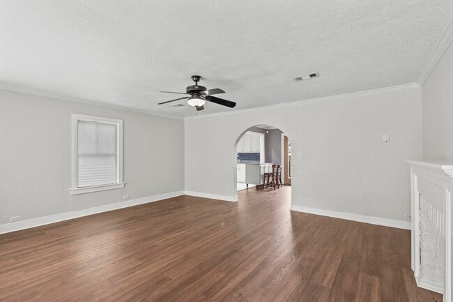 Building Photo - 2406 Oaklawn Dr