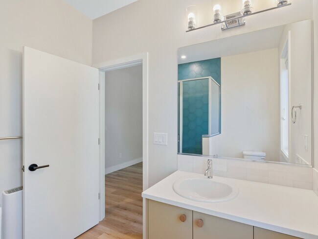 Building Photo - 3bed/2.5 Bath Duplex Unit New Construction...