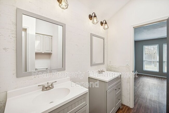 Building Photo - 3740 Racquet Ct