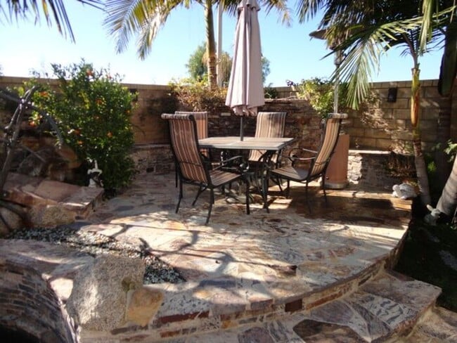 Building Photo - Luxurious 5 + 3 Pool/View Home Castaic