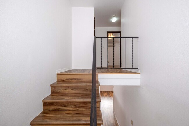 Building Photo - Beautiful 4 Bed, 2 Bath Townhouse with Lots of Closet Space and Laundry In Unit!