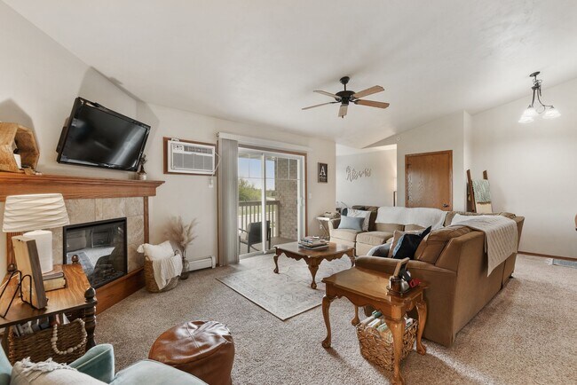 Building Photo - 1 Bed 1 Bath, 975 Sq Ft, 2nd Floor