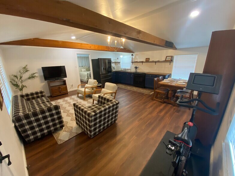 Building Photo - 802 E 26th St