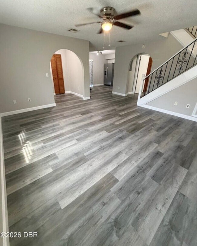 Building Photo - 2028 Oak Meadow Cir
