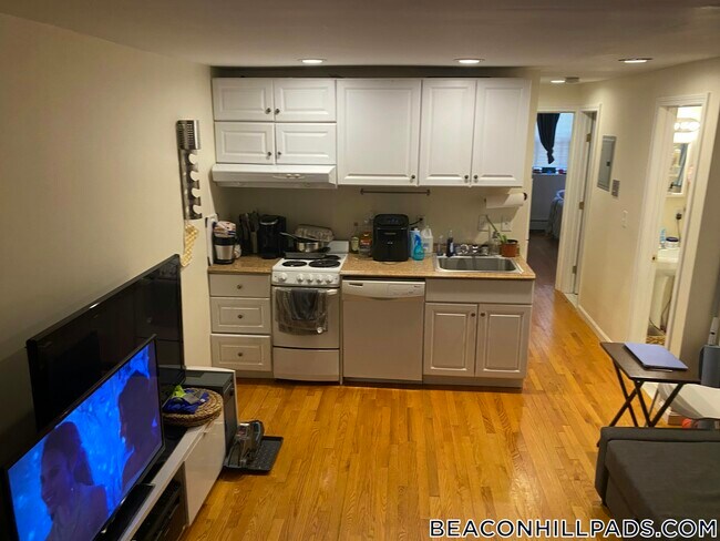 Building Photo - 28 Phillips St