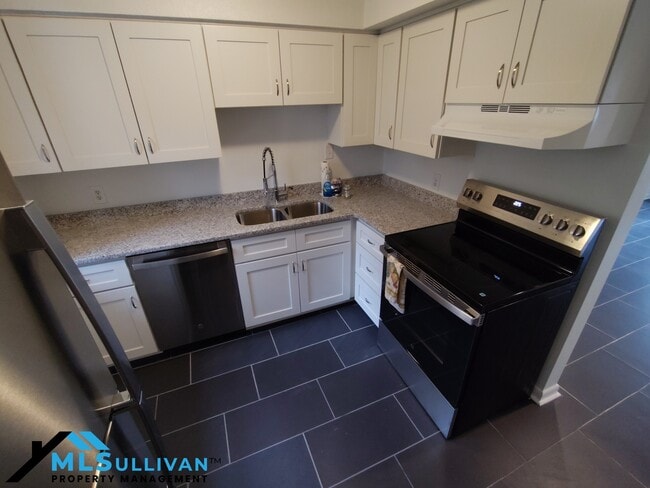 Building Photo - 220 Elizabeth St