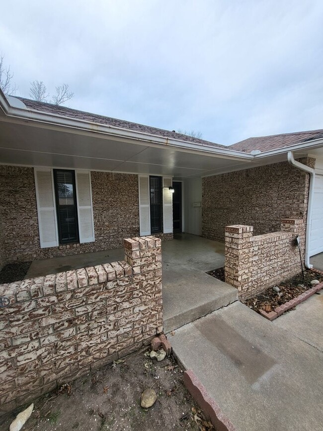 Building Photo - (3) Bed/(2) Bath in Southern Hills w/ (2) Living Areas and Storm Shelter!