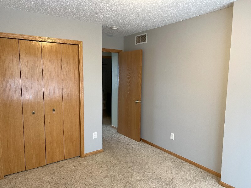 Building Photo - 54 Meadowlark Dr