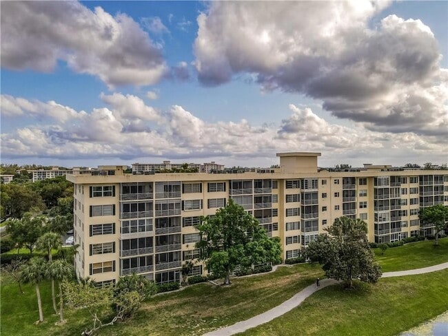 Building Photo - 2751 N Palm Aire Dr