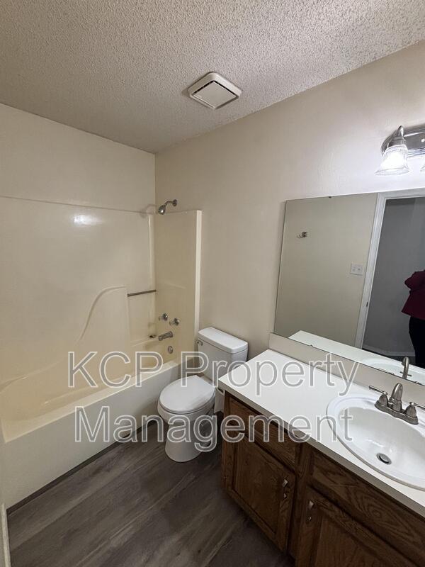 Building Photo - 8812 Skypark Dr