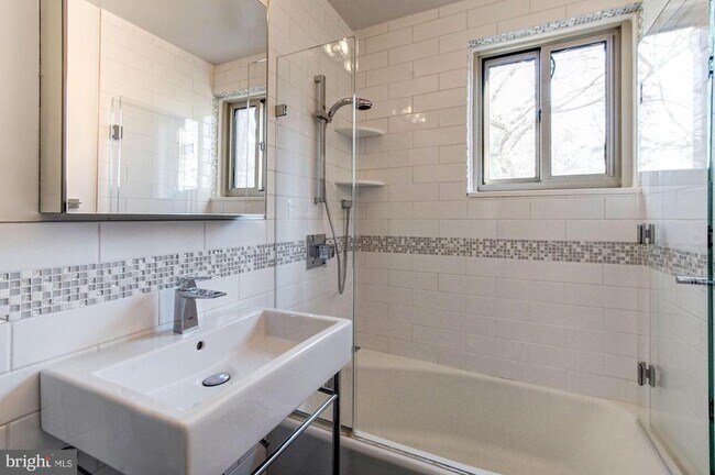 Building Photo - 2711 Ordway St NW