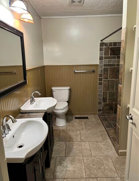 Building Photo - 1421 Wellington Ave