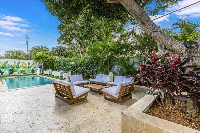 Building Photo - 818 NW 29th Ct