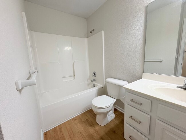 Building Photo - Move In Special 3 Bedroom | 2 Bath | 1-Car Garage Ranch Duplex – Lee’s Summit