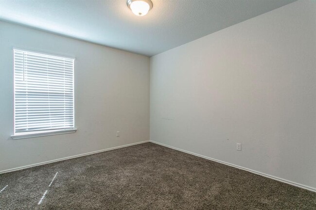 Building Photo - 117 Kinglet Dr