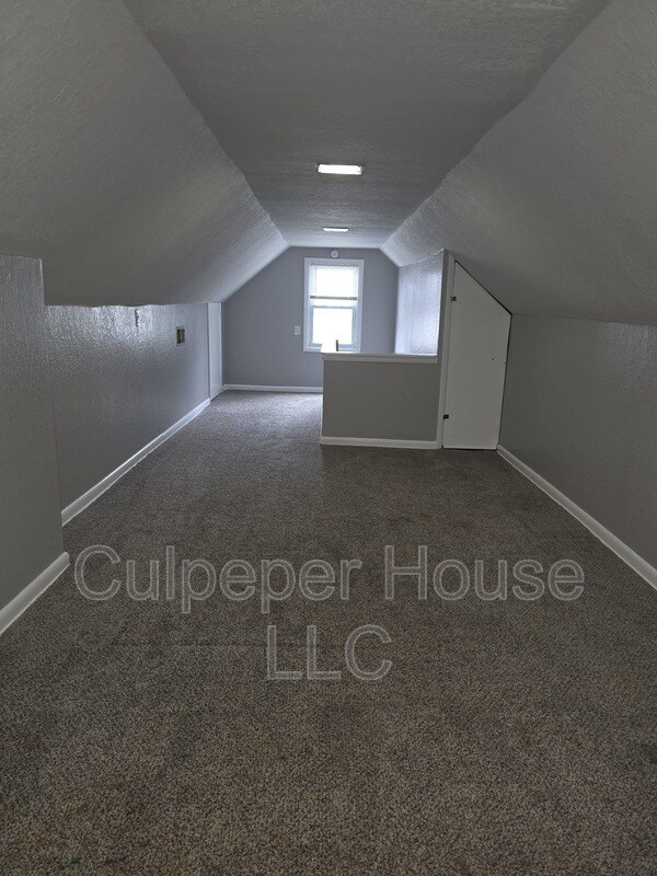 Building Photo - 530 Mayfair Blvd