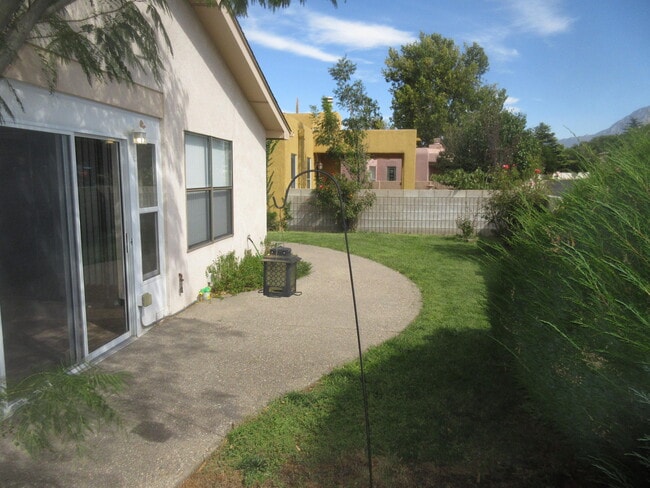 Building Photo - 6904 La Costa Dr NE