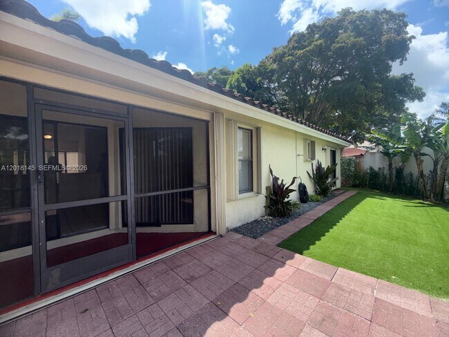 Building Photo - 1004 San Remo Cir