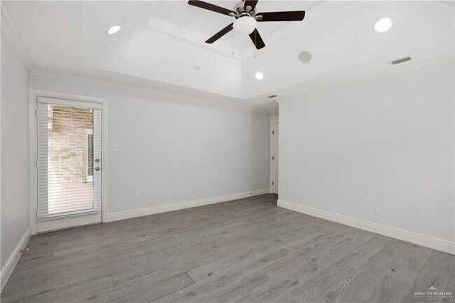 Building Photo - 404 E Cardinal Ave