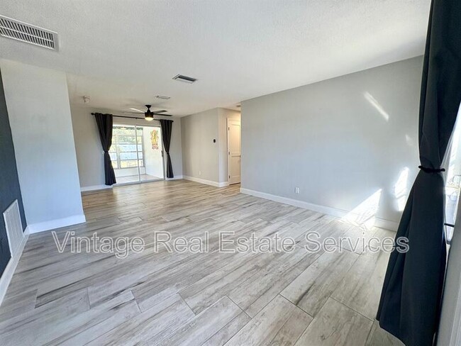 Building Photo - 1074 S Woodbrook Drive South