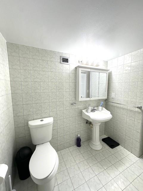 Building Photo - 800 Parkview Dr