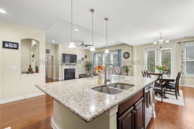 Building Photo - 747 Coralbell Way