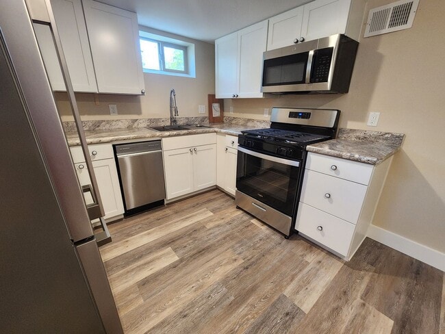 Building Photo - Completely remodeled 5 bed 2 bath home