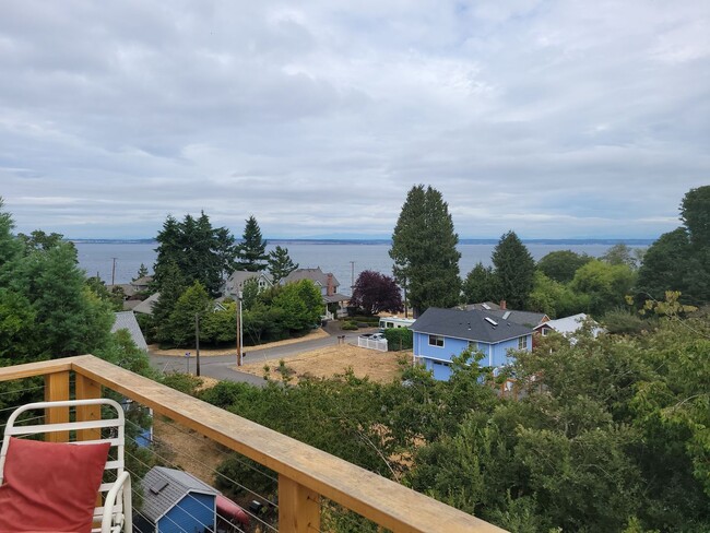 Building Photo - Fantastic view home close to Fort Worden